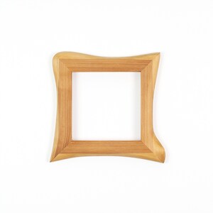 Bilderrahmen Quadratisch, rustikaler Holzrahmen aus Lärche 15x15 cm, Bilderrahmen aus Echtholz mit organischer Form, Naturholz Unikat 15x15 cm