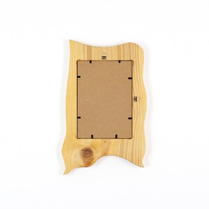 Kleiner Bilderrahmen aus Holz – rustikaler Holzrahmen, handgefertigt aus Fichte 13x18 cm, Naturholz Unikat mit organischer Form image 7