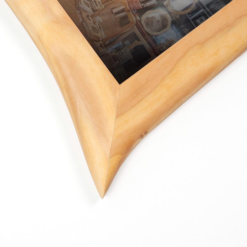 Quadratischer Spiegel, Wandspiegel mit Holzrahmen Unikat, handgefertigt aus Fichte 30x30 cm, ausgefallener organischer Naturholz Rahmen image 3