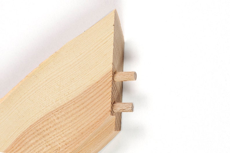 Bilderrahmen aus Holz – rustikaler Naturholzrahmen handgefertigt aus Kiefer 24x30 cm, ein Echtholz Bilderrahmen Unikat mit organischer Form image 5