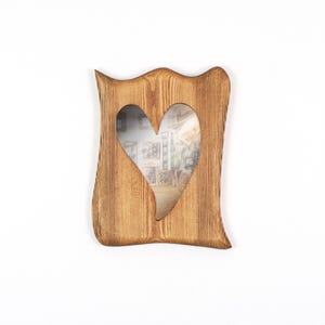 Spiegel Herz aus Holz – organischer Herzspiegel mit rustikalem Holzrahmen aus Kiefer 13x18 cm, Herz Wanddeko, besonderes Geschenk mit Herz Naturfarben