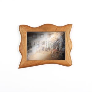 Puede incluir: Un marco de fotos de madera marr&oacute;n claro con una forma ondulada y org&aacute;nica. El marco contiene una imagen de una habitaci&oacute;n llena de obras de arte. El marco es de madera y tiene un acabado natural.