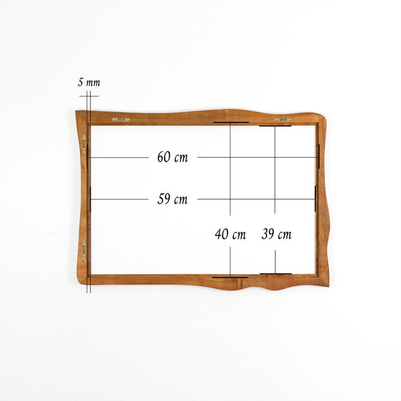 Pu&ograve; includere: Una cornice in legno con un bordo decorativo e ondulato. La cornice &egrave; spessa 5 mm e misura 60 cm di altezza per 40 cm di larghezza. Le dimensioni interne della cornice sono 59 cm per 39 cm.