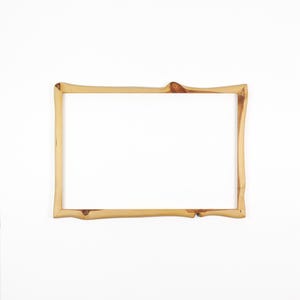 Op de afbeelding: Een rustiek houten bord met de tekst "Welcome to our home" in een handgeschreven stijl. Het bord heeft een verweerde afwerking en een eenvoudig, uitnodigend ontwerp, perfect voor een veranda of entree.