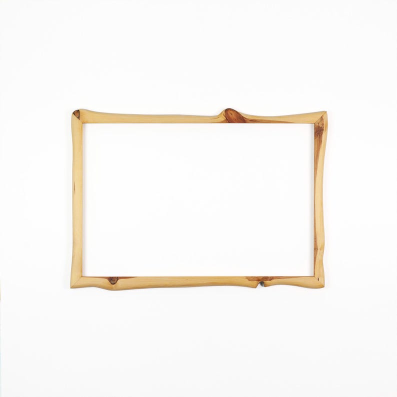 Op de afbeelding: Een rustiek houten bord met de tekst "Welcome to our home" in een handgeschreven stijl. Het bord heeft een verweerde afwerking en een eenvoudig, uitnodigend ontwerp, perfect voor een veranda of entree.