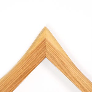 Puede incluir: Un letrero de madera r&uacute;stica con el texto "Welcome to our home" en letras blancas. El letrero presenta un acabado envejecido y un dise&ntilde;o simple y acogedor, ideal para un porche o entrada.