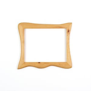 Bilderrahmen aus Holz – rustikaler Naturholzrahmen handgefertigt aus Kiefer 24x30 cm, ein Echtholz Bilderrahmen Unikat mit organischer Form 24x30 cm