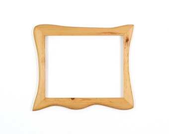 Bilderrahmen aus Holz – rustikaler Naturholzrahmen handgefertigt aus Kiefer 24x30 cm, ein Echtholz Bilderrahmen Unikat mit organischer Form