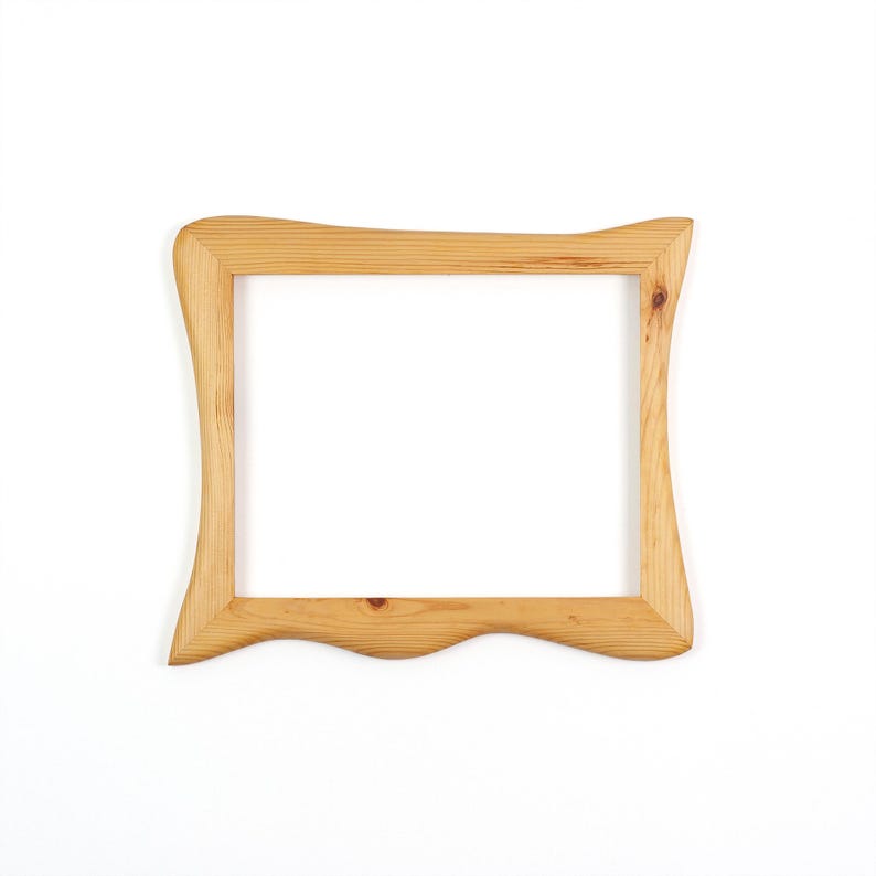 Bilderrahmen aus Holz – rustikaler Naturholzrahmen handgefertigt aus Kiefer 24x30 cm, ein Echtholz Bilderrahmen Unikat mit organischer Form 24x30 cm