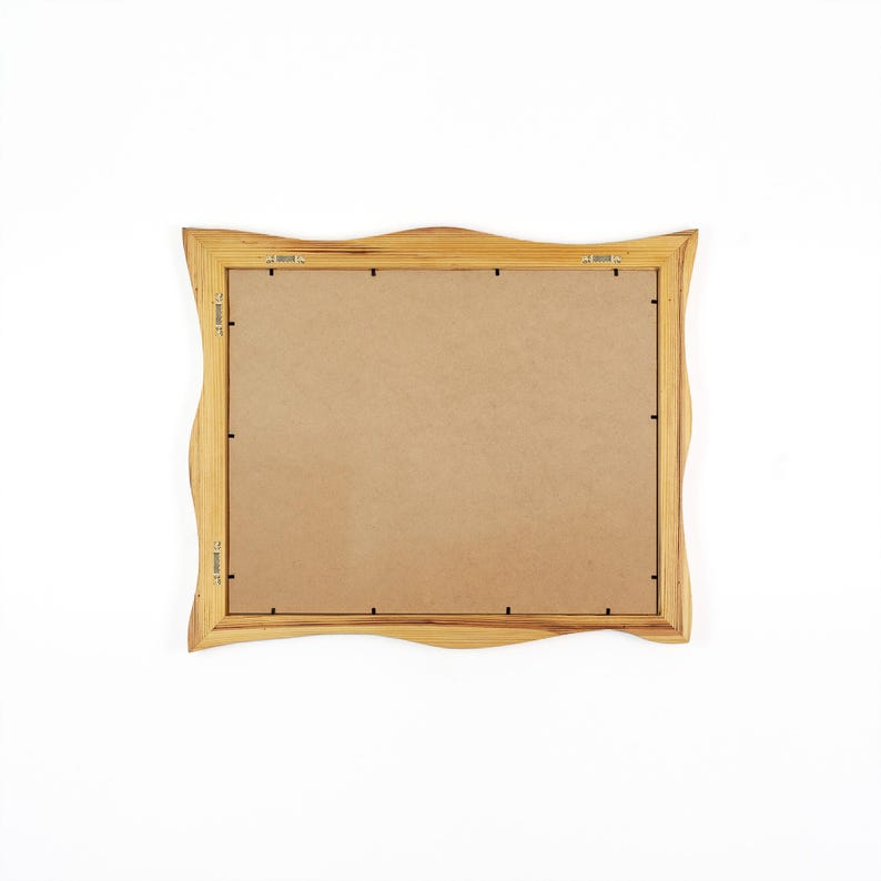 Bilderrahmen aus Holz – rustikaler Holzrahmen, handgefertigt aus Kiefer 40x50 cm, Naturholz mit organischer Form für Poster und Leinwand Bild 8