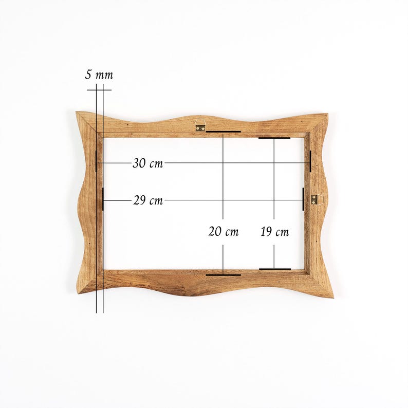 Puede incluir: Un marco de fotos de madera marr&oacute;n claro con un borde ondulado. Las dimensiones interiores del marco son de 29 cm por 19 cm, y el marco tiene un grosor de 5 mm. El marco est&aacute; vac&iacute;o y listo para una foto o una obra de arte.