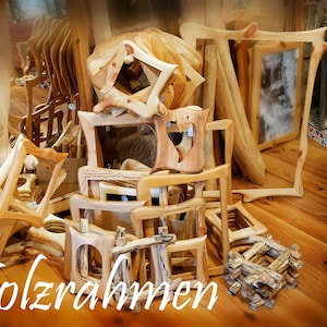 Puede incluir: Una colecci&oacute;n de marcos de madera natural clara en varias formas y tama&ntilde;os, incluyendo dise&ntilde;os rectangulares, cuadrados y en forma de estrella. Los marcos muestran vetas y nudos de madera visibles. El texto "Holzrahmen" est&aacute; impreso en letra blanca.