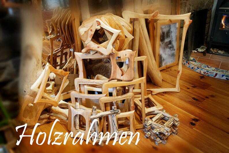 Puede incluir: Una colecci&oacute;n de marcos de madera natural clara en varias formas y tama&ntilde;os, incluyendo dise&ntilde;os rectangulares, cuadrados y en forma de estrella. Los marcos muestran vetas y nudos de madera visibles. El texto "Holzrahmen" est&aacute; impreso en letra blanca.