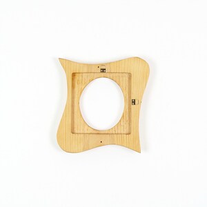 Ovaler Bilderrahmen, kleiner Holzrahmen aus Fichte 10x10 cm, organischer Bilderrahmen aus Echtholz, handgefertigtes Naturholz Unikat imagen 6