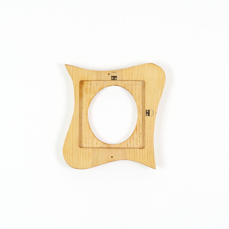 Ovaler Bilderrahmen, kleiner Holzrahmen aus Fichte 10x10 cm, organischer Bilderrahmen aus Echtholz, handgefertigtes Naturholz Unikat imagen 6