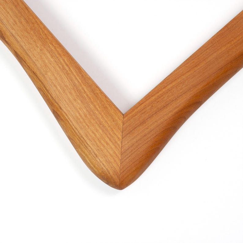 Bilderrahmen aus Echtholz – Holz Bilderrahmen Rustikal, handgefertigtes Unikat aus Kirsche 18x24 cm, Naturholzrahmen mit organischer Form Bild 4