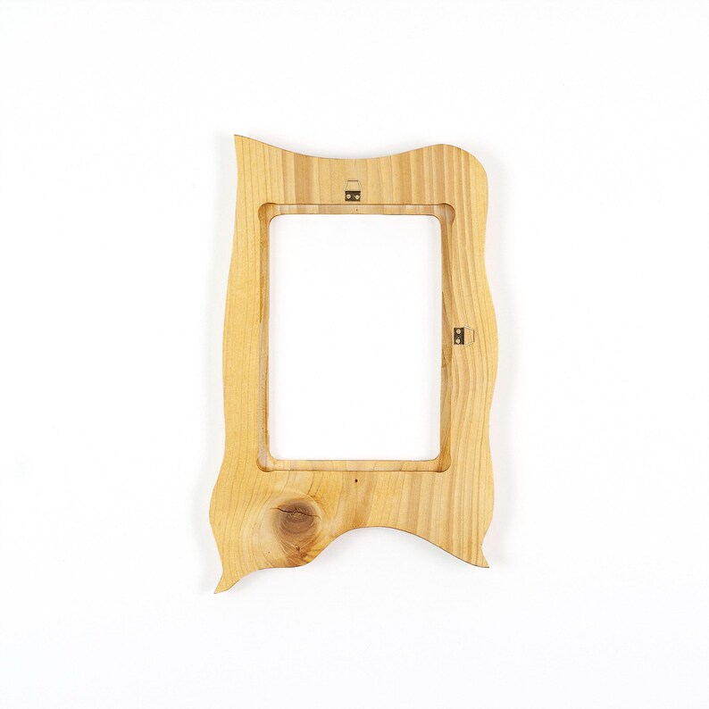 Kleiner Bilderrahmen aus Holz – rustikaler Holzrahmen, handgefertigt aus Fichte 13x18 cm, Naturholz Unikat mit organischer Form image 5