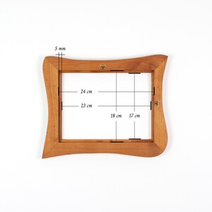 Bilderrahmen aus Echtholz – Holz Bilderrahmen Rustikal, handgefertigtes Unikat aus Kirsche 18x24 cm, Naturholzrahmen mit organischer Form Bild 8