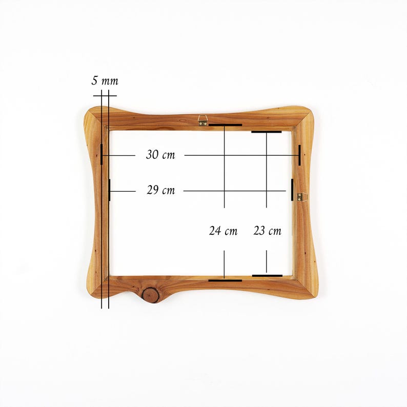 Op de afbeelding: Een houten fotolijst met een natuurlijke afwerking. De lijst heeft een onregelmatige, gebogen vorm en meet intern 30 cm bij 29 cm. De lijst is 5 mm dik en heeft metalen ophangbeugels.