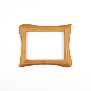 Bilderrahmen aus Holz – rustikaler Holzrahmen, handgefertigt aus Lärche 18x24 cm, Naturholzrahmen mit organischer Form, ein Echtholz Unikat Naturfarben