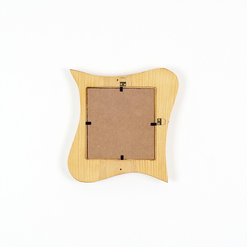 Ovaler Bilderrahmen, kleiner Holzrahmen aus Fichte 10x10 cm, organischer Bilderrahmen aus Echtholz, handgefertigtes Naturholz Unikat imagen 5