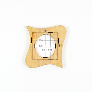 Ovaler Bilderrahmen, kleiner Holzrahmen aus Fichte 10x10 cm, organischer Bilderrahmen aus Echtholz, handgefertigtes Naturholz Unikat imagen 7