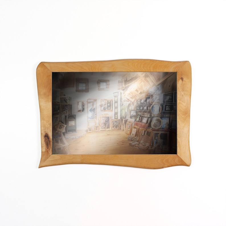 Peut inclure: Un cadre rectangulaire en bois avec une finition marron clair naturelle. Le cadre a un design de bord unique et ondul&eacute;. L'image &agrave; l'int&eacute;rieur du cadre repr&eacute;sente une pi&egrave;ce remplie d'&oelig;uvres encadr&eacute;es, cr&eacute;ant un cadre de galerie ou d'atelier.