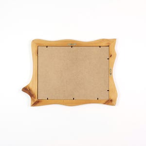 Holzspiegel, rustikaler Spiegel mit Holzrahmen aus Kiefer 30x40 cm, ausgefallener Spiegelrahmen mit organischer Form, Naturholz Unikat image 6