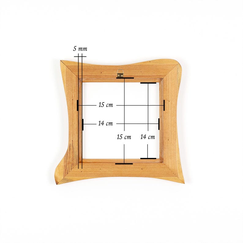 Puede incluir: Un marco de fotos cuadrado de madera con un borde exterior ondulado. El marco es de color marr&oacute;n claro y tiene medidas de 5 mm de grosor, 15 cm y 14 cm en el interior. El marco est&aacute; sobre un fondo blanco.