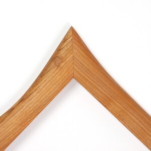 Bilderrahmen aus Echtholz – Holz Bilderrahmen Rustikal, handgefertigtes Unikat aus Kirsche 18x24 cm, Naturholzrahmen mit organischer Form Bild 3