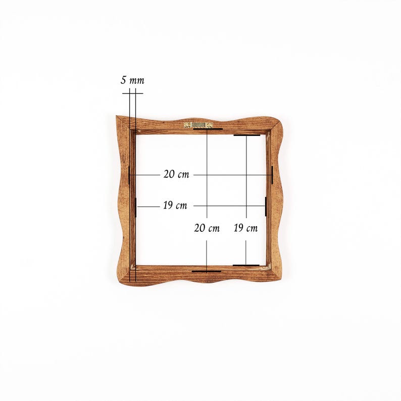 May include: A square wooden frame with wavy edges and a brown finish. The frame features a metal hanging bracket on the top edge. Technical annotations indicate a thickness of 5 mm, with internal dimensions of 19 cm by 19 cm and external dimensions of 20 cm by 20 cm.