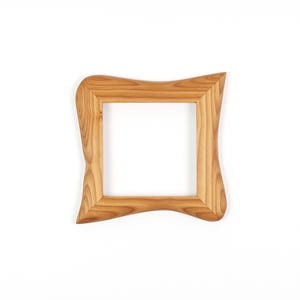 K&ouml;nnte beinhalten: Ein quadratischer Holzbilderrahmen mit hellbraunem Finish. Der Rahmen hat ein einzigartiges, wellenf&ouml;rmiges Design an den Au&szlig;enkanten. Der Rahmen ist leer, mit einem wei&szlig;en Hintergrund, der durch die Mitte sichtbar ist.