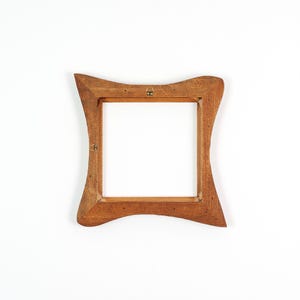 Quadratischer Bilderrahmen, Holzrahmen aus Kiefer 15x15 cm, handgefertigter Bilderrahmen aus Echtholz mit organischer Form, Naturholz Unikat 画像 5
