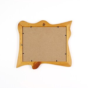 Wandspiegel mit Holzrahmen, rustikaler Holzspiegel handgefertigt aus Kiefer 24x30 cm, Naturholz-Spiegelrahmen mit organischer Form image 6