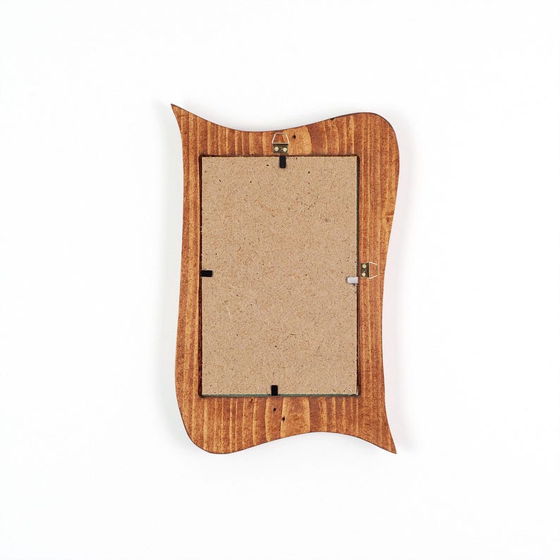 Holzrahmen, kleiner Bilderrahmen aus Kiefer 10x15 cm, handgefertigter Bilderrahmen aus Echtholz, Naturholz Unikat mit organischer Form image 7
