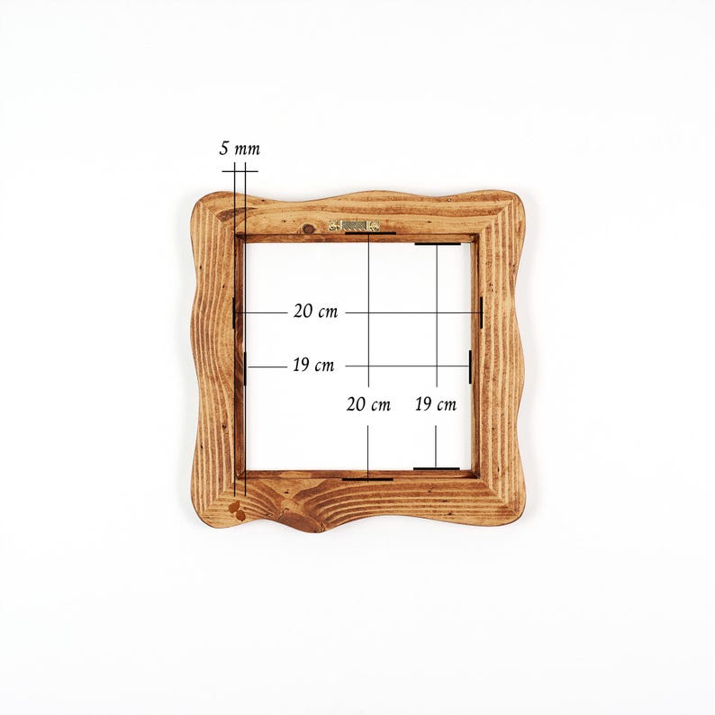 K&ouml;nnte beinhalten: Ein quadratischer Holzbilderrahmen mit gewelltem Rand. Der Rahmen misst 20 cm x 19 cm und ist 5 mm dick. Der Rahmen besteht aus hellbraunem Holz und hat eine nat&uuml;rliche Holzmaserung.
