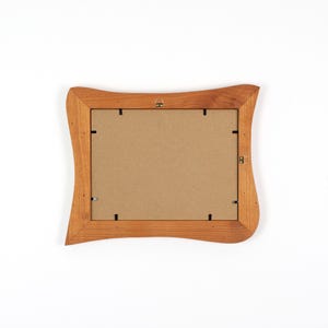Bilderrahmen aus Echtholz – Holz Bilderrahmen Rustikal, handgefertigtes Unikat aus Kirsche 18x24 cm, Naturholzrahmen mit organischer Form Bild 6