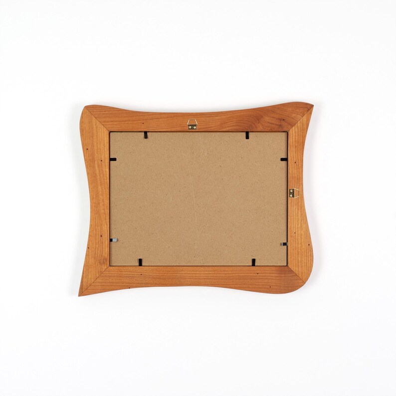 Bilderrahmen aus Echtholz – Holz Bilderrahmen Rustikal, handgefertigtes Unikat aus Kirsche 18x24 cm, Naturholzrahmen mit organischer Form Bild 6