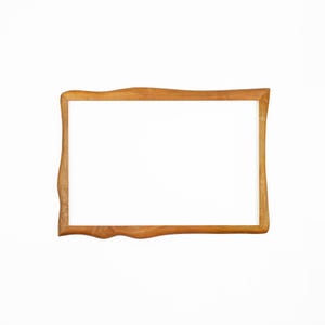 Pu&ograve; includere: Una cornice rettangolare in legno con finitura in legno naturale. La cornice ha un design a bordo unico e ondulato e l'interno &egrave; bianco. La cornice &egrave; posta su uno sfondo bianco.