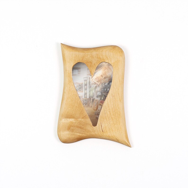 Spiegel Herz aus Holz – kleiner Spiegel mit rustikalem Holzrahmen Unikat aus Birke 10x15 cm, besonderes Geschenk mit Herz, organisches Herz Naturfarben