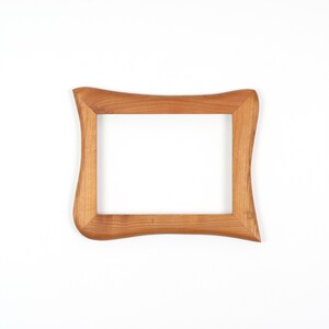 Bilderrahmen aus Echtholz – Holz Bilderrahmen Rustikal, handgefertigtes Unikat aus Kirsche 18x24 cm, Naturholzrahmen mit organischer Form Naturfarben