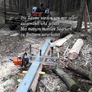 Peut inclure: Une tron&ccedil;onneuse orange est fix&eacute;e &agrave; un guide de fraisage en m&eacute;tal, coupant une b&ucirc;che en planches. Le texte de l'image se lit comme suit : "Les arbres sont s&eacute;lectionn&eacute;s et abattus par moi-m&ecirc;me. Transform&eacute;s en planches avec ma scierie mobile."