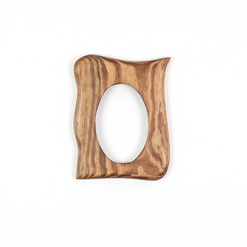 Ovaler Bilderrahmen, kleiner Holzrahmen aus Kiefer 10x15 cm, Naturholz Bilderrahmen aus Echtholz, Unikat mit organischer Form 10x15 cm