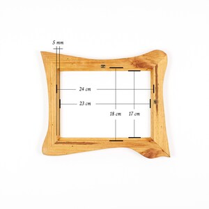 Bilderrahmen aus Holz – rustikaler Holzrahmen, handgefertigtes Unikat aus Kiefer 18x24 cm, Naturholzrahmen mit organischer Form image 7