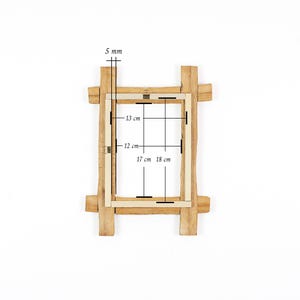 Pode incluir: Uma moldura retangular de madeira com acabamento castanho claro e uma borda interna de cor clara. As marca&ccedil;&otilde;es t&eacute;cnicas indicam uma espessura de 5 mm, uma largura de 13 cm, uma largura interna de 12 cm, uma altura interna de 17 cm e uma altura total de 18 cm.