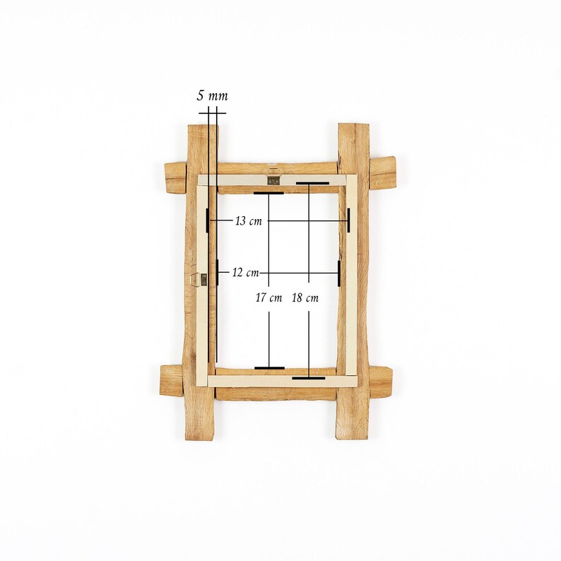 Pode incluir: Uma moldura retangular de madeira com acabamento castanho claro e uma borda interna de cor clara. As marca&ccedil;&otilde;es t&eacute;cnicas indicam uma espessura de 5 mm, uma largura de 13 cm, uma largura interna de 12 cm, uma altura interna de 17 cm e uma altura total de 18 cm.