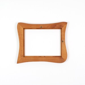 Bilderrahmen aus Echtholz – Holz Bilderrahmen Rustikal, handgefertigtes Unikat aus Kirsche 18x24 cm, Naturholzrahmen mit organischer Form Bild 7