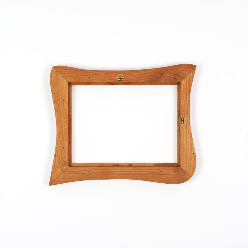 Bilderrahmen aus Echtholz – Holz Bilderrahmen Rustikal, handgefertigtes Unikat aus Kirsche 18x24 cm, Naturholzrahmen mit organischer Form Bild 7