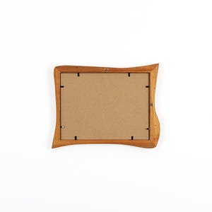 Bilderrahmen aus Echtholz – rustikaler Holzrahmen, handgefertigt aus Kirsche 18x24 cm, Naturholz mit organischer Form image 7