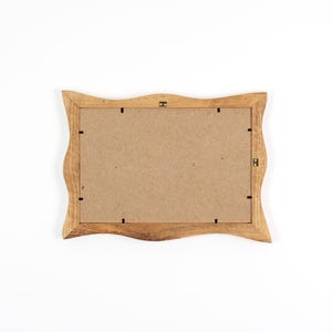 Puede incluir: Juego de tres jarrones de cer&aacute;mica blanca con textura acanalada. Los jarrones miden aproximadamente 25 cm, 20 cm y 15 cm de altura. Dise&ntilde;o minimalista.